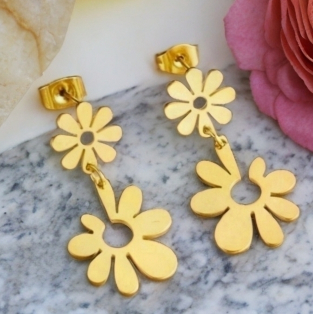 MODCLOTH RETRO VINTAGE VIBE HIPPIE FLOWER EARRINGS 1 - Picture 4 of 6